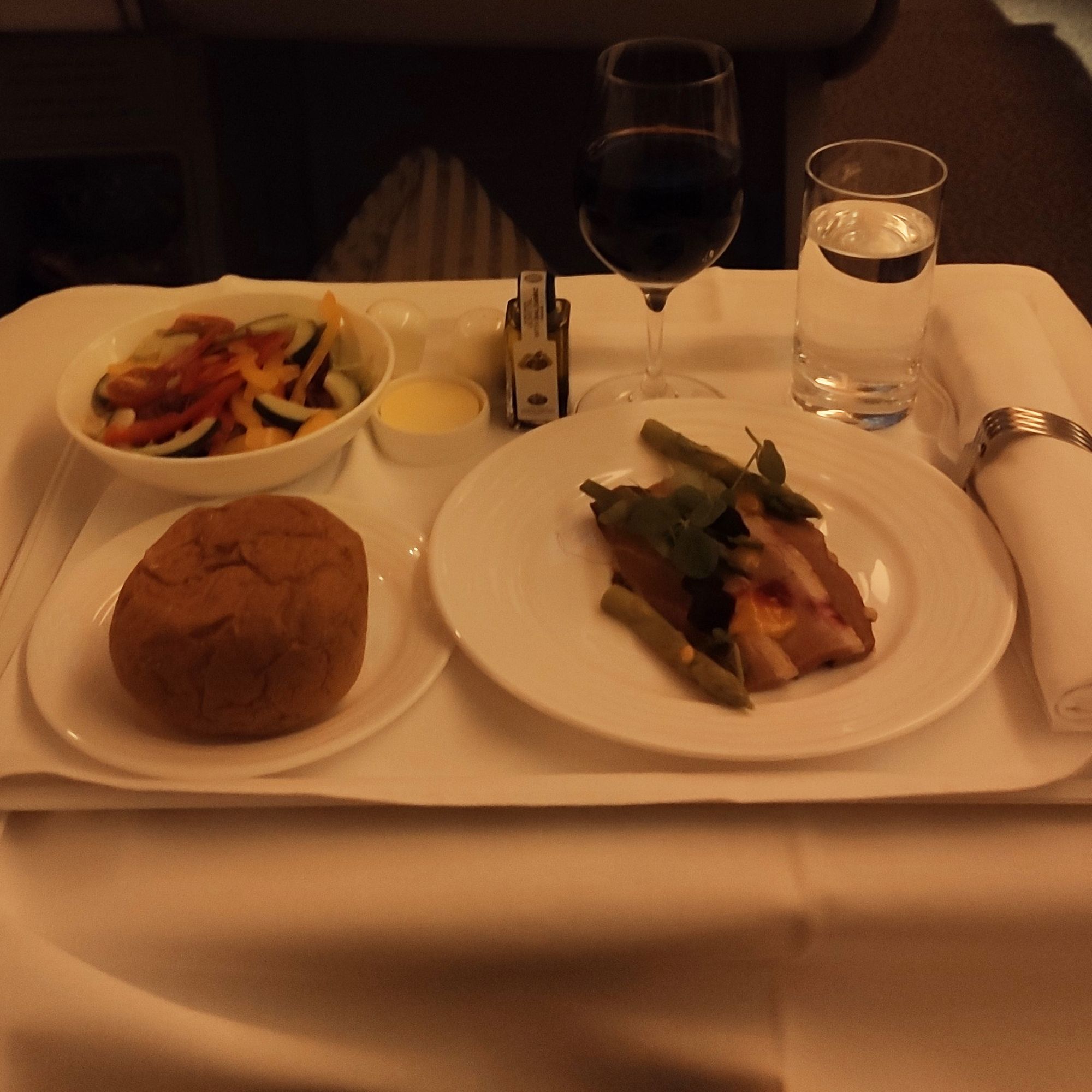 Image of food server during the flight with proper ceramic plates and good cutlery